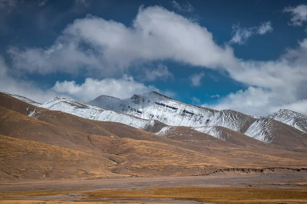 Río Montaña Nevada Clima Nublado — Foto de Stock