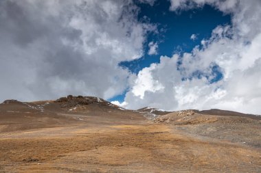 Bulutlu havada plato alanı