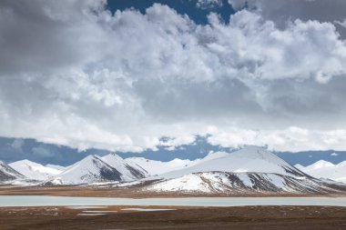 Dağlarda kar, manzara, gökyüzü, bulutlar