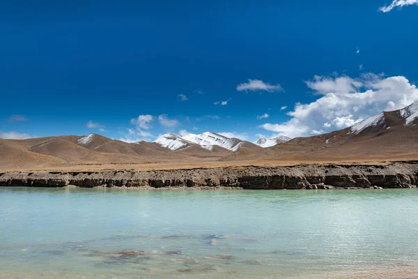 Bulutlu havada karlı dağ deresi.