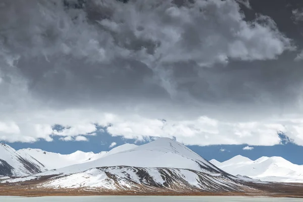 Χιονισμένο Βουνό Στα Βουνά Σύννεφα Στο Φόντο Του Όμορφου Ουρανού — Φωτογραφία Αρχείου