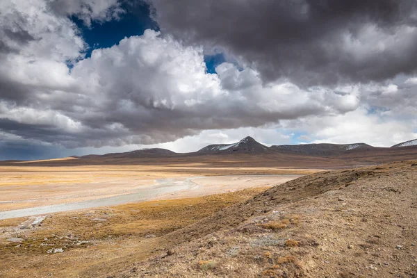 Belo Tiro Uma Paisagem Montanha Deserto Sob Céu Azul — Fotografia de Stock