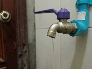 Musluk banyonun yamacına yapışmış..