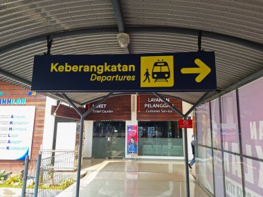 Surabaya-16 Kasım 2023: Gubeng tren istasyonunda kalkış tabelası, Surabaya