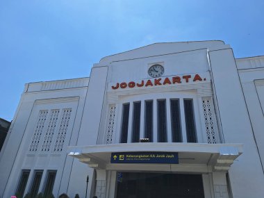 Surabaya-25 Şubat 2024: Süpermarket vitrininde sergilenen baharatların fotoğrafı