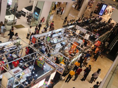 Surabaya-7 Mart 2024: Mutfak sergisinden yemek almak için kuyruğa giren alışveriş merkezinin en iyi manzarası