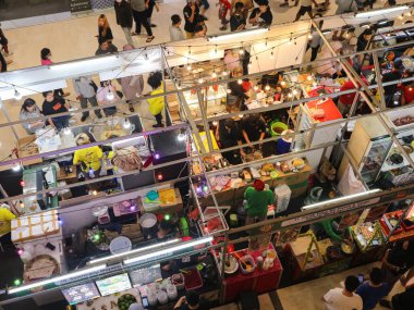 Surabaya-7 Mart 2024: Mutfak sergisinden yemek almak için kuyruğa giren alışveriş merkezinin en iyi manzarası