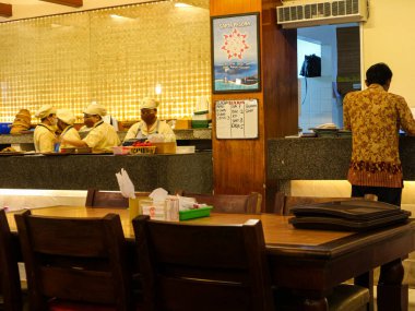 Surabaya-09 Mart 2024: Beyaz üniformalı birkaç restoran garsonu müşteri siparişlerini hazırlamakla meşguller