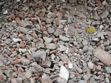 Yıkılmış bir duvarda kırmızı tuğla parçaları koleksiyonu.