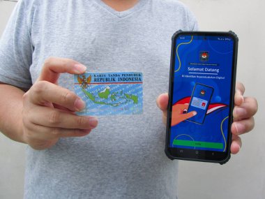 Surabaya-17 Aralık 2023: Kimlik Kependukan Dijital (IKD) uygulamasının beyaz arkaplan fotoğrafı ve Kartu Tanda Penduduk (KTP), bu uygulama ile dijital formda değiştirilecek.