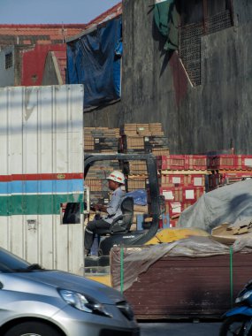 Surabaya-21 Ağustos 2023: İnşaat işçilerinin inşaat projesinde forklift kullanarak mal taşıdıkları fotoğraf