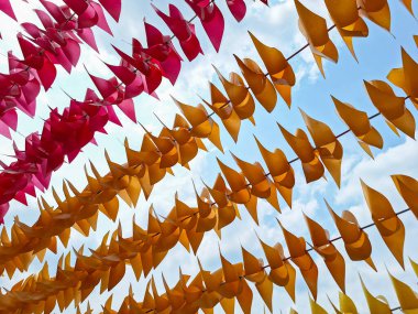 Cimory Dairyland Prigen 'de renkli plastik yel değirmenleri