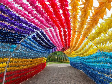 Cimory Dairyland Prigen 'de renkli plastik yel değirmenleri