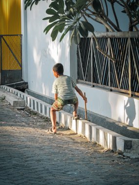 Surabaya-Ekim 09.2023: Bazı genç çocukların eğlenirken ve arkadaşlarıyla takılırken çekilmiş bir fotoğrafı