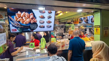 Surabaya-30 Eylül 2023: Atum pazarındaki veya pasar atum 'daki ünlü pastaneden yemek almak için kuyruğa giren insanların fotoğrafı