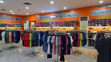 Surabaya-30 Eylül 2023: Spor ayakkabıları ve spor kıyafetleri koleksiyonu bir spor istasyonunda düzgünce düzenlenmiş.