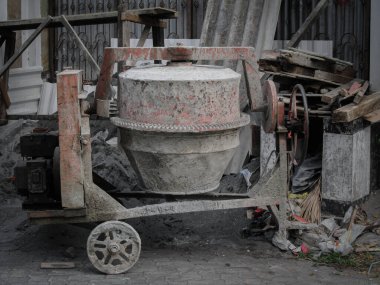 Yenilenmiş bir evde çimento karıştırma makinesi. Bu araç çimentoyu karıştırmak için kullanılır