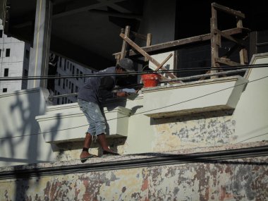 Surabaya-21 Eylül 2023: Fotoğraf, binanın bir kez daha iyi görünmesi için inşaat işçilerinin binayı yenilediğini gösteriyor.