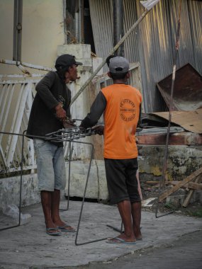 Surabaya-21 Eylül 2023: Fotoğraf, binanın bir kez daha iyi görünmesi için inşaat işçilerinin binayı yenilediğini gösteriyor.