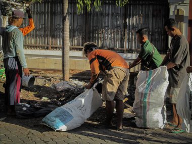 Surabaya-21 Eylül 2023: Fotoğraf, binanın bir kez daha iyi görünmesi için inşaat işçilerinin binayı yenilediğini gösteriyor.