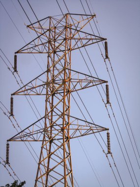 Starlite markasının transformatörleri elektrik direklerine bağlı kablolarla konut ve sanayi bölgelerine yüksek voltajlı elektrik akımı dağıtmak için kullanılır..