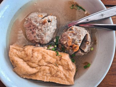 İki köfteli bir kase bakso ve bir kızarmış tofu.