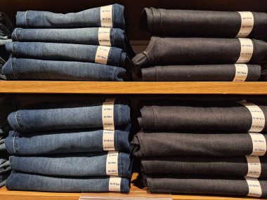 Surabaya - 17 Haziran 2023: Çocuk kıyafetleri, pantolonları ve çorapları bir alışveriş merkezindeki vitrinlerde güzelce sergileniyor.