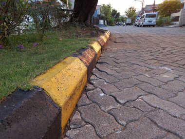 Güzel bir öğleden sonra ve yerleşim alanındaki bir bahçede huzurlu bir çevre.