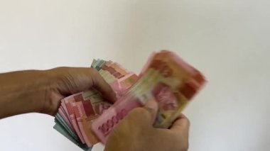 Endonezya Para Rupiah 'ını elle say