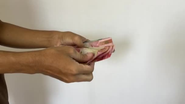 Zählen Sie Indonesische Geld Rupiah Mit Den Händen — Stockvideo