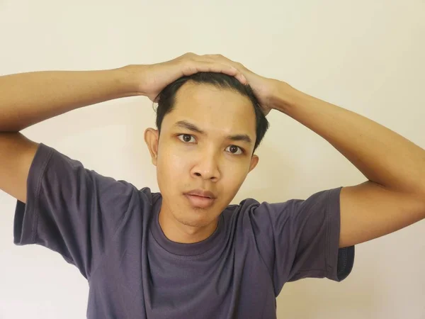 Chipul Șocat Unui Bărbat Asiatic Care Devine Chel Pierdut Părul — Fotografie, imagine de stoc