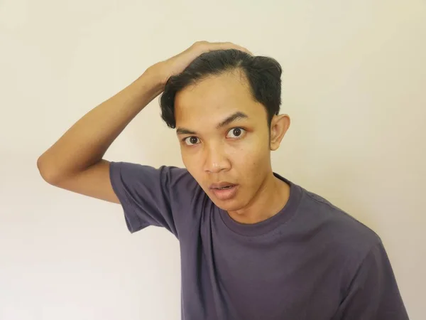 Шокированное Лицо Азиатского Мужчины Лысеющего Потерянные Волосы Изолированном Белом Фоне — стоковое фото
