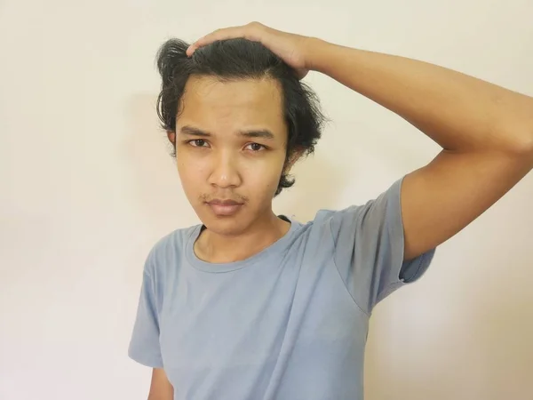 アジアの男の衝撃的な顔取得はげと失われた髪で隔離された白い背景 — ストック写真