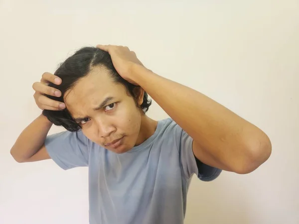Σοκαρισμένο Πρόσωπο Ενός Ασιάτη Που Καραφλιάζει Και Χάνει Μαλλιά Του — Φωτογραφία Αρχείου