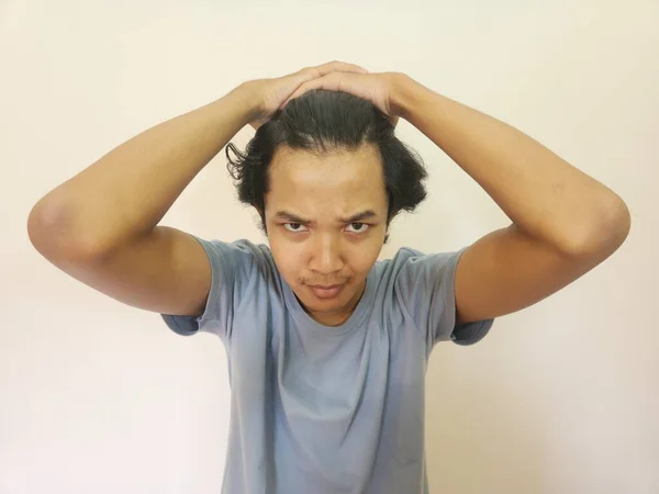 Asyalı Bir Adamın Kel Kalıp Saçlarının Döküldüğünü Görünce Şok Oldum — Stok fotoğraf