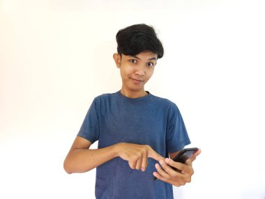 Gülen surat, telefonuyla oynayan Asyalı adam akıllı telefonu işaret etti.