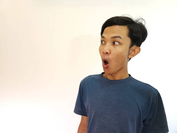 Chockad Och Förvånad Ansikte Asiatisk Man Isolerad Vit Bakgrund — Stockfoto