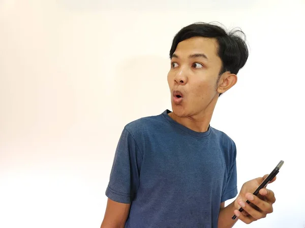 Schockiertes Und Überraschtes Gesicht Eines Mannes Mit Einem Handy Auf — Stockfoto