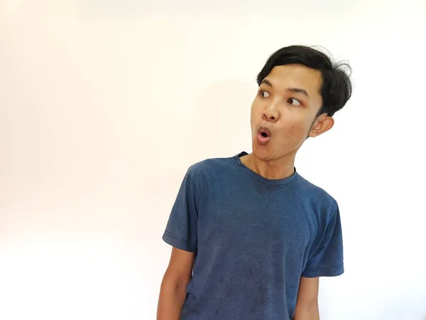 Šokovaný Překvapený Obličej Asijského Muže Izolované Bílém Pozadí — Stock fotografie