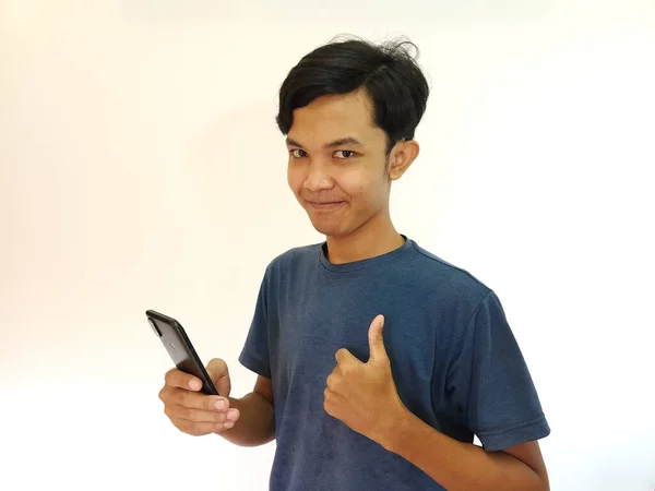 Homem Usar Smartphone Com Polegar Para Cima Como Uma Recomendação — Fotografia de Stock