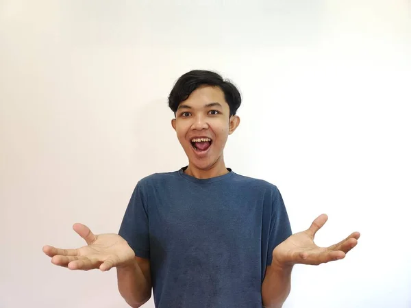 Удивленное Шокированное Лицо Азиатского Человека Изолированного Белом Фоне Рекламы — стоковое фото
