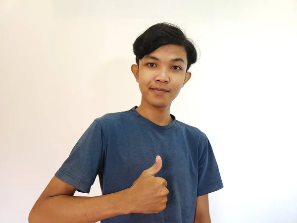 Pria Asia Yang Bahagia Menunjukkan Jempol Atas Sebagai Isyarat Tangan — Stok Foto