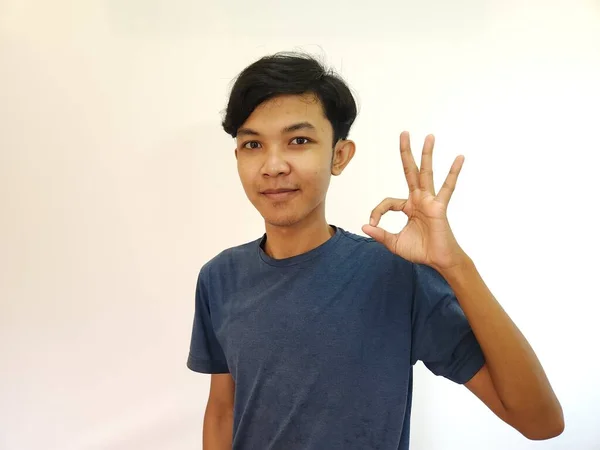 Pria Asia Bahagia Menunjukkan Gerakan Tangan Yang Baik Sebagai Isyarat — Stok Foto