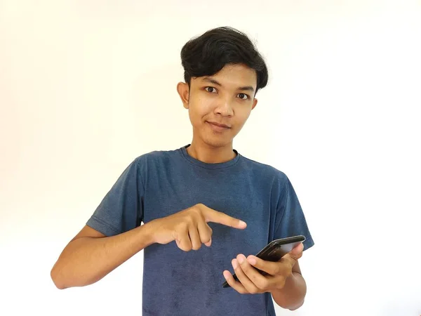 Szczęśliwy Uśmiech Twarz Azji Człowiek Gra Jego Telefon Wskazał Smartfon — Zdjęcie stockowe
