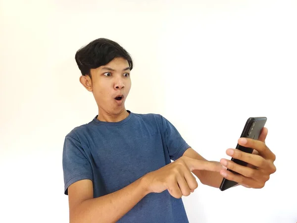 Азиатский Мужчина Шокирован Удивлен После Просмотра Смартфона — стоковое фото