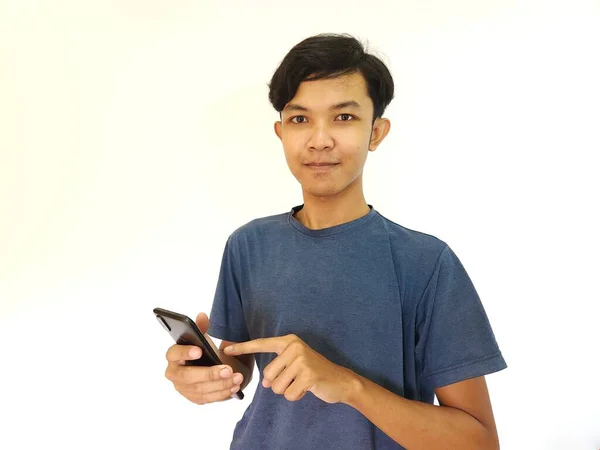Boldog Mosoly Arc Ázsiai Férfi Játszik Telefonján Hegyes Okostelefon — Stock Fotó