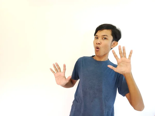 Fullständigt Porträtt Chockansikte Asiatisk Man Tittar Tomt Utrymme Isolerad Vit — Stockfoto