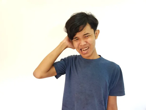 Kafası Karışık Budala Suratlı Asyalı Bir Adam Saçlarını Tırmalıyor — Stok fotoğraf