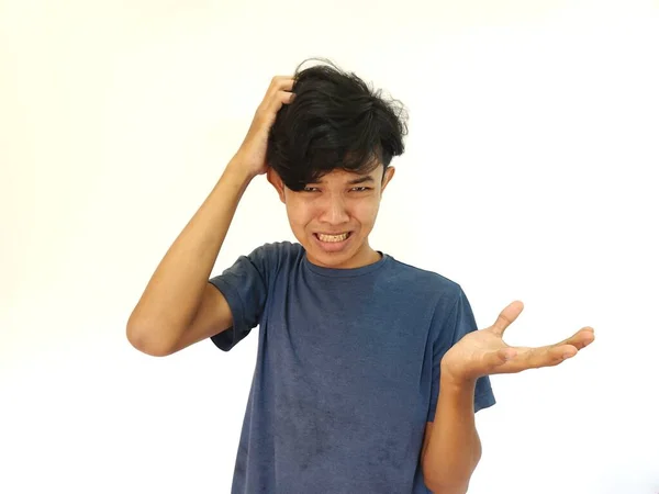 Pria Asia Yang Menggaruk Rambut Dengan Wajah Bingung Dan Tidak — Stok Foto