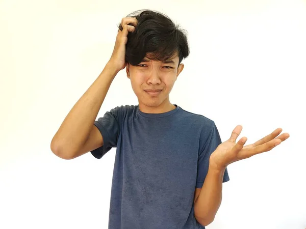 Azjatycki Mężczyzna Drapanie Włosy Zdezorientowany Bez Pojęcia Twarz — Zdjęcie stockowe